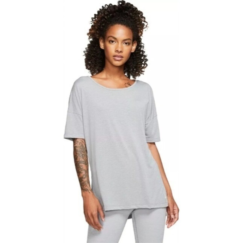 Nike Dri-FIT‎ Gray Yoga Layer T-Shirt Relaxed Fit Side Slit Hem Athletic Top XS
